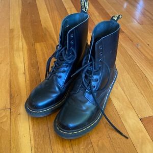 Barely worn dr martens clemency lace up heeled boots U.K. 7 9.5 10 41
